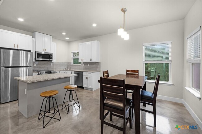 Building Photo - 446 W Overlook Dr