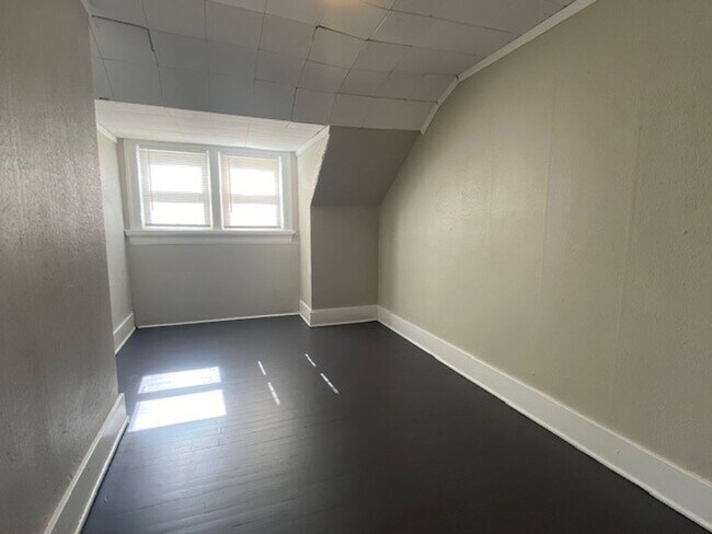 Building Photo - A charming three bedroom, one bathroom sin...