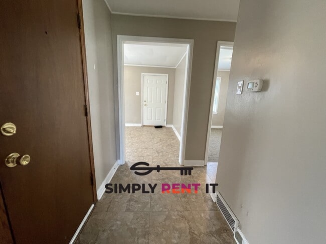 Building Photo - 2 Bedroom Near Campus Available Now!