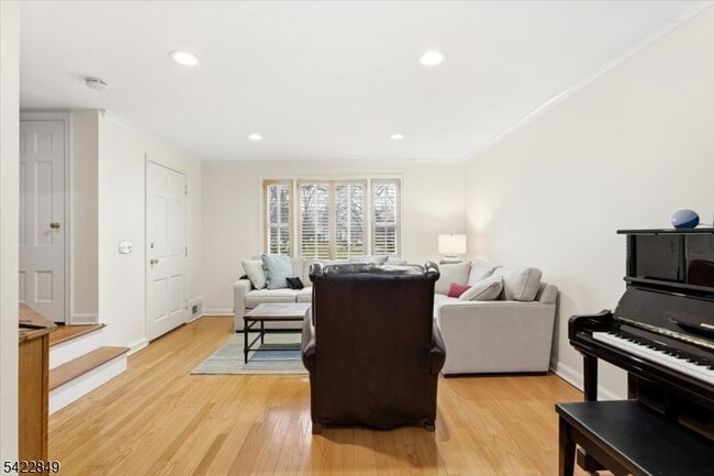 Building Photo - 260 Walnut St