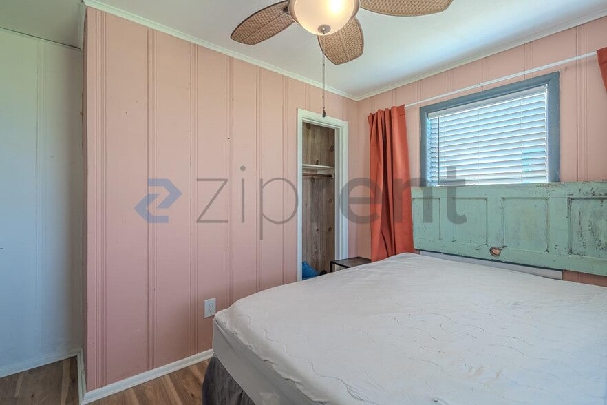 Building Photo - 210 Surf Dr