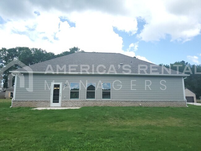 Building Photo - Bright, Airy Home or Rent in Clanton, AL!!! Available to View!