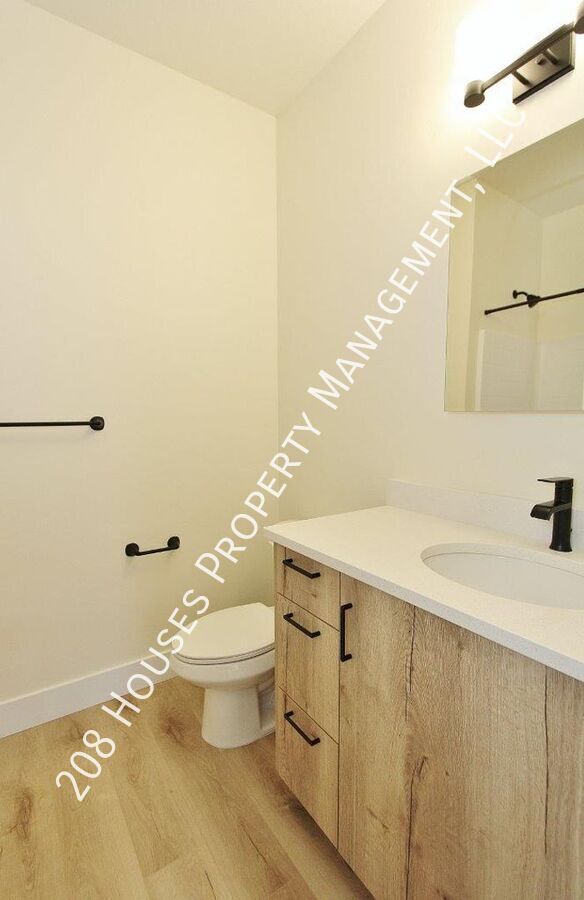 Building Photo - Immaculate Main-Level Apartment *75% Off F...