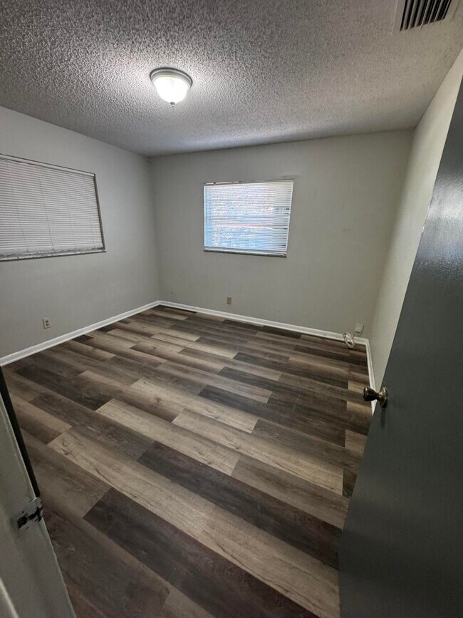 Building Photo - 4510 Parker Ave