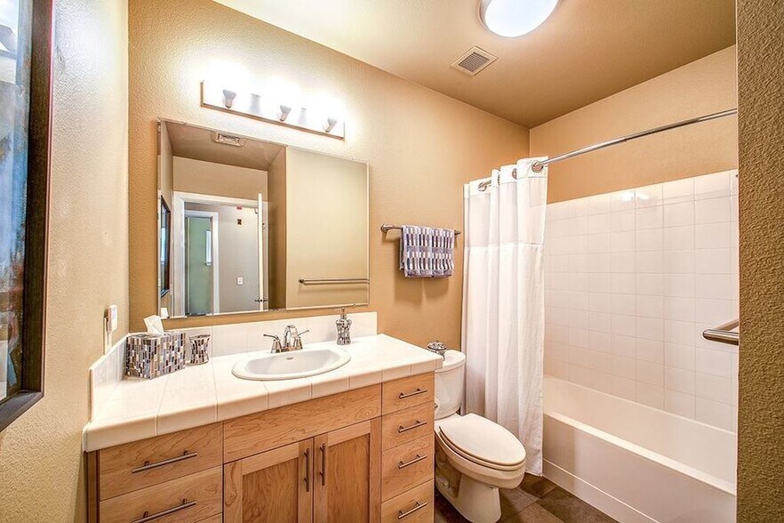 Building Photo - 406 S 13th St