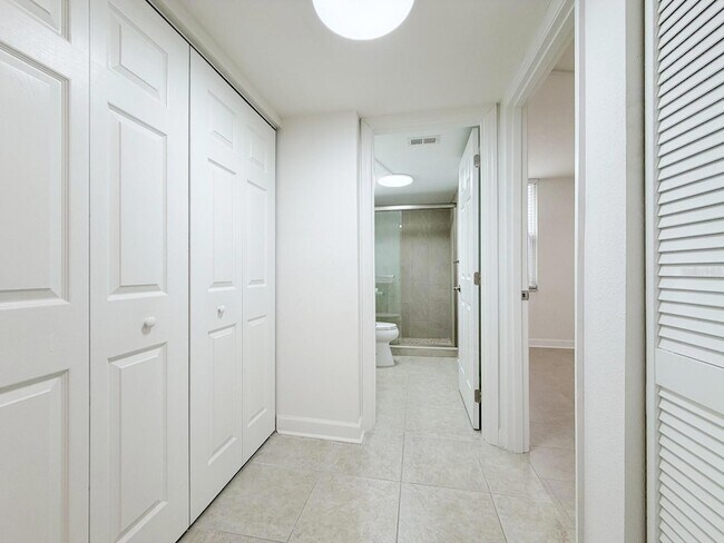 Building Photo - 7625 Sun Island Dr S