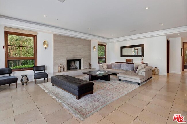 Building Photo - 2134 La Mesa Dr