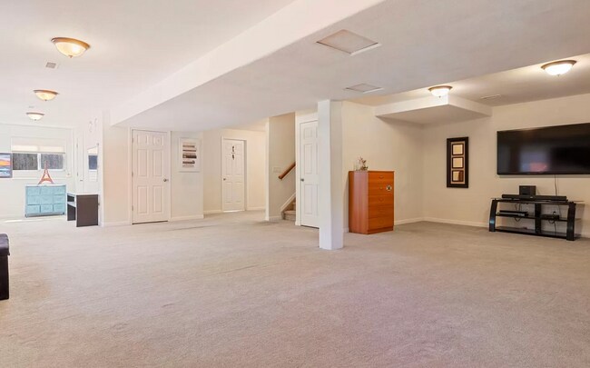 Building Photo - Huge room in a large shared home, private ...