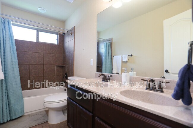 Building Photo - 611 Oxalis