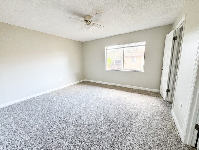 Building Photo - Incredible downtown location. Near shopping, beaches and restaurants!