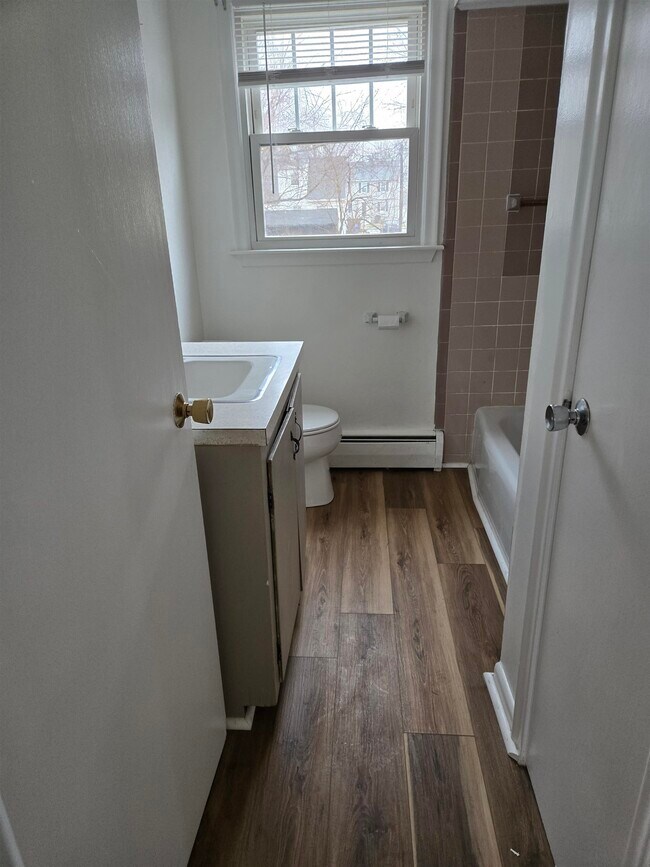 Building Photo - 137 Waterman St