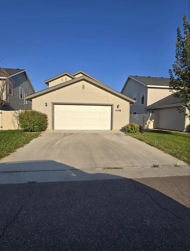 Building Photo - 4198 N Ambercreek Ave