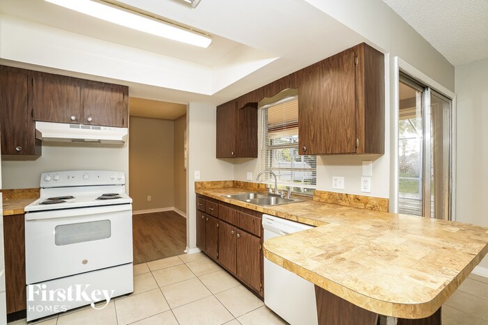 Building Photo - 638 NE Larkspur Ln