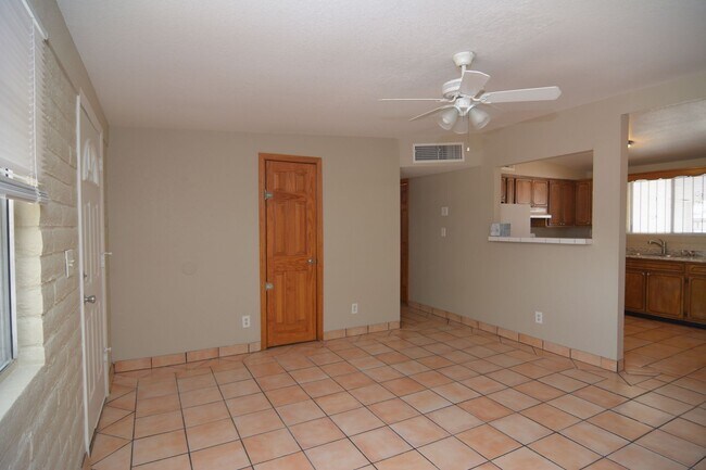 Building Photo - Charming 2 Bedroom 1 Bath Home! Great South Tucson Location!
