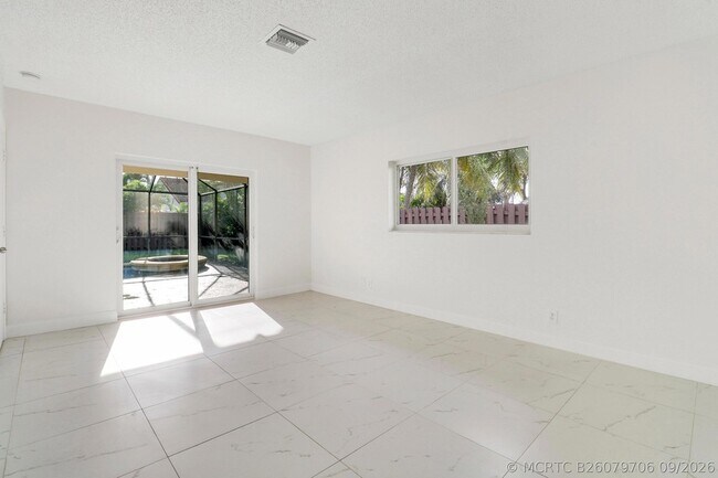 Building Photo - 100 SW 15th Ct