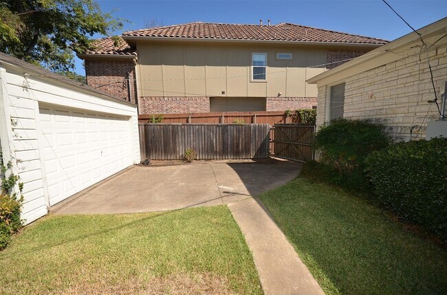 Building Photo - 6611 Anita St