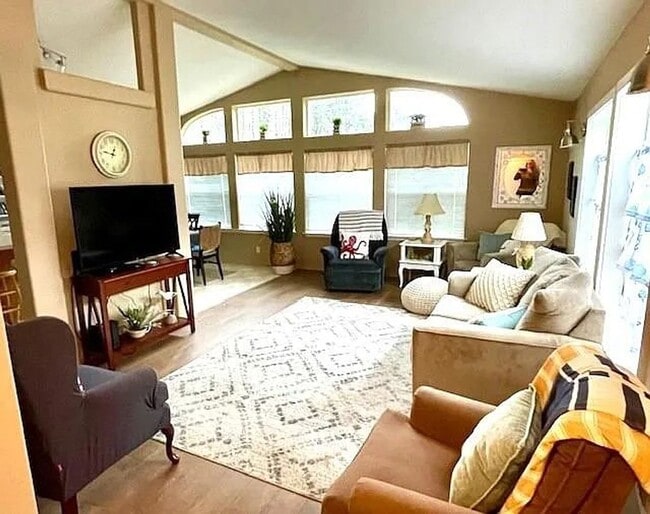 Building Photo - PENDING 3 Bdrm, 2 Bath Furnished Home in O...