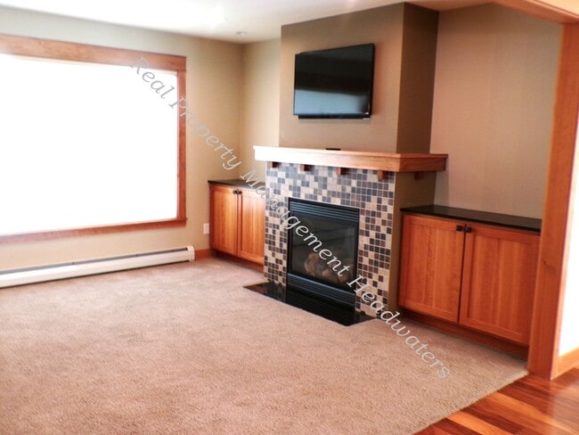 Building Photo - 5 Bedroom 2-1/2 Bath House for Rent