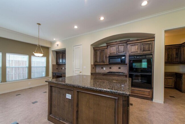 Building Photo - 15462 Mansion Woodland Dr