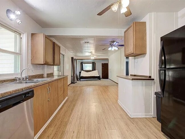 Building Photo - 4001 Meadowview Dr