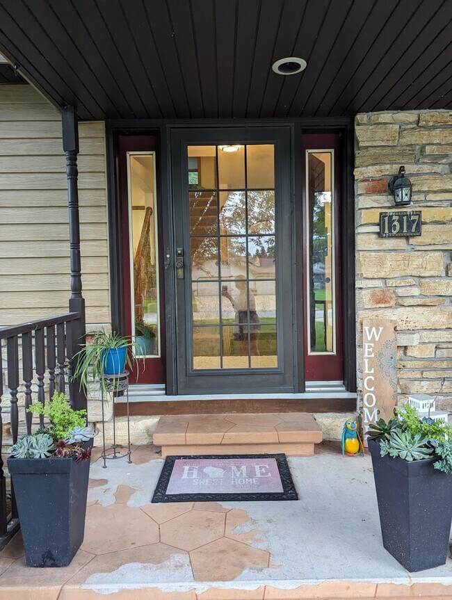 Building Photo - Four Bedroom Neenah House