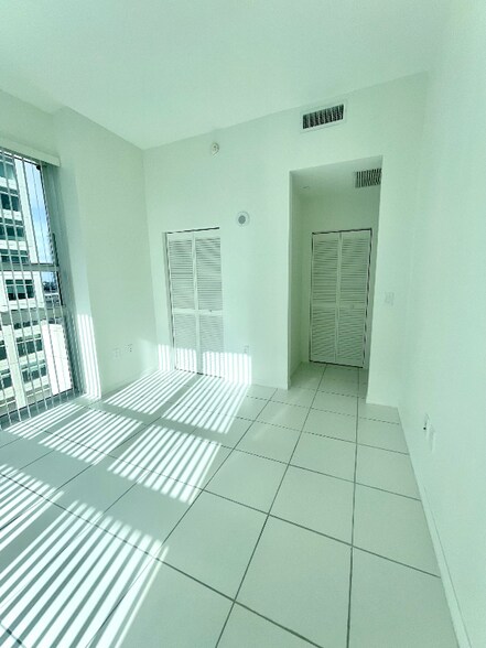 Building Photo - 950 Brickell Bay Dr