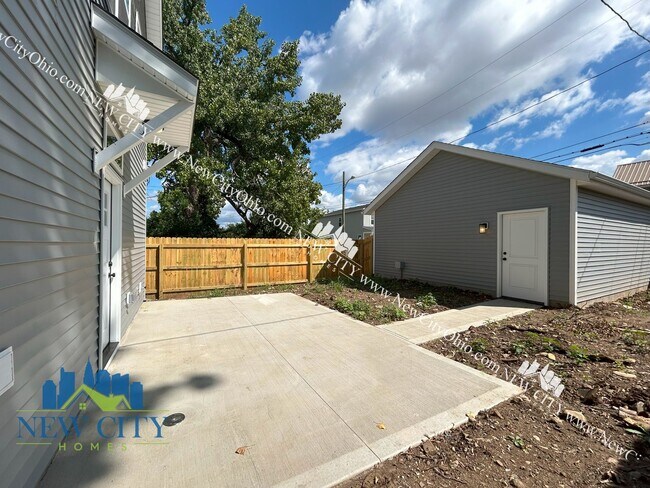 Building Photo - ONE MONTH FREE RENT! Apply by 8/31! Newly ...