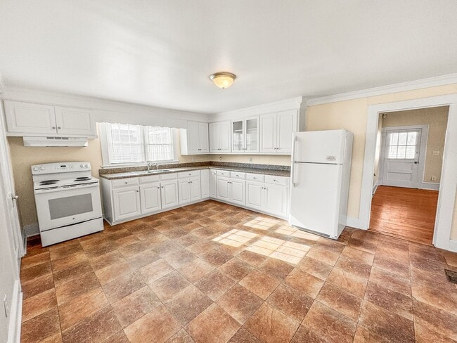 Building Photo - Charming older home in a peaceful, quiet neighborhood