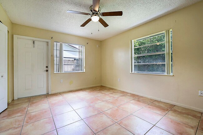 Building Photo - 2346 Caroma Ln