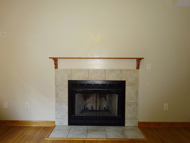 Building Photo - 3 BR w/ Bonus Room Minutes to MCAS!