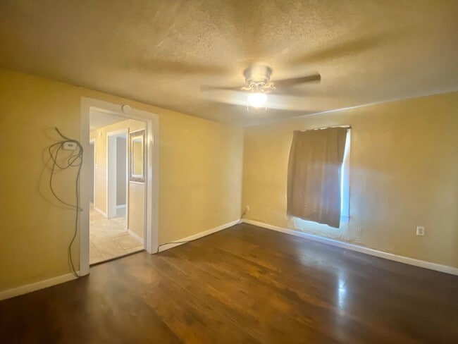 Building Photo - Adorable 1 Bed 1 Bath--Spacious with bonus room