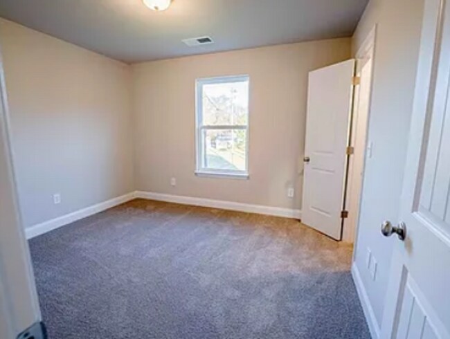 Building Photo - HALF OFF FIRST MONTH RENT ! ! !