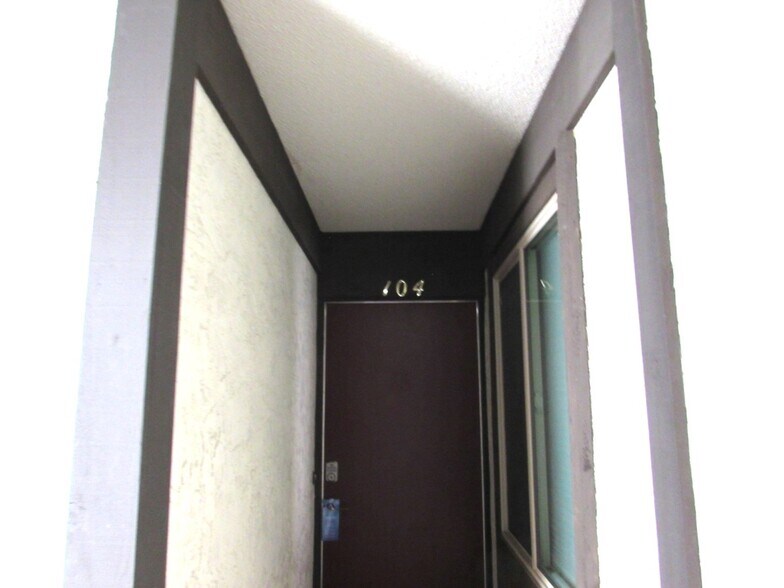 Building Photo - 3150 Lakeside Dr