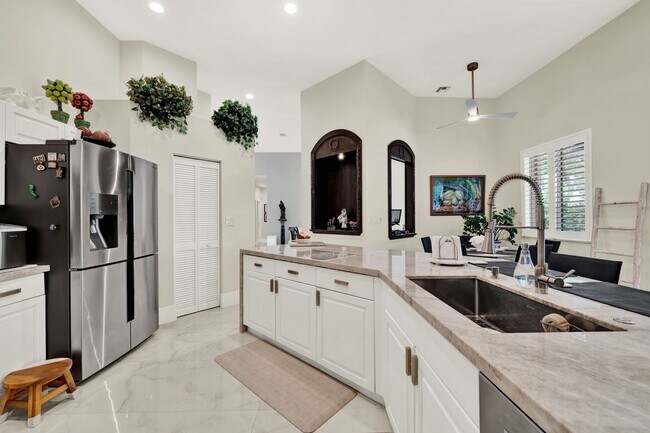 Building Photo - Elegant 4-Bedroom Pool Home in Exclusive G...