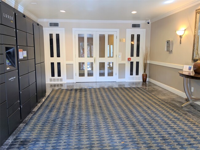 Building Photo - 351 N Post Oak Ln