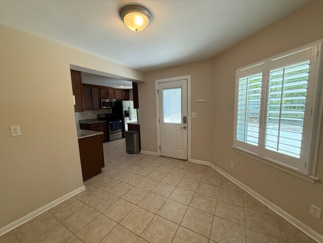 Building Photo - Spacious Updated Ranch in West Oak Forest