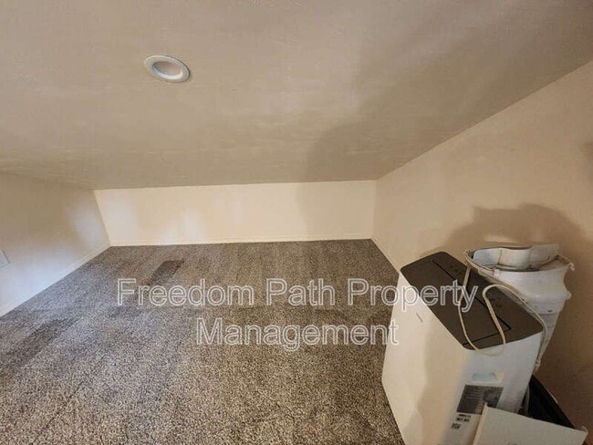 Building Photo - 20 Lilac Ln