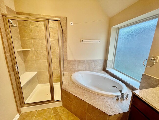 Building Photo - 2115 Mooncrest Dr