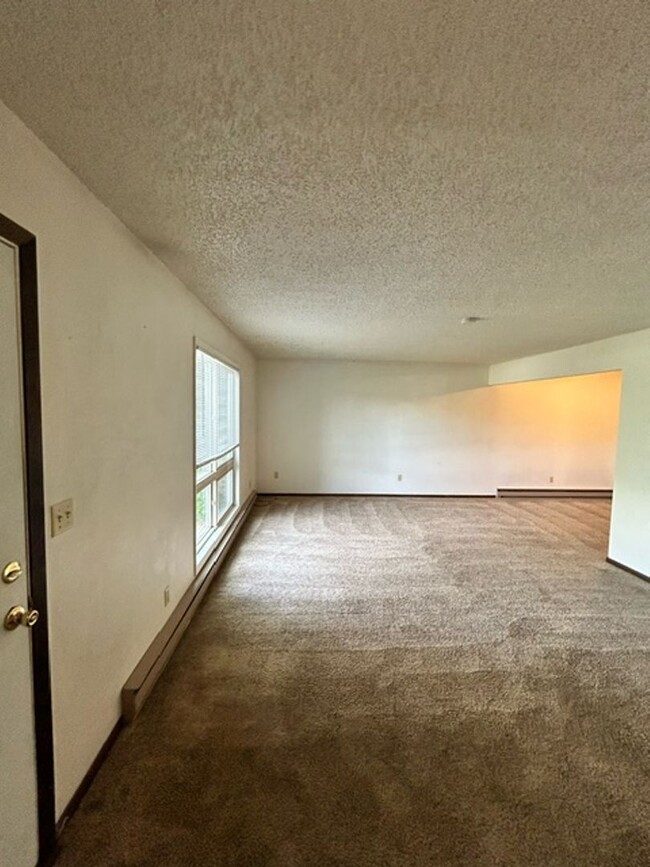 Building Photo - 2 Bedroom 1 Bathroom Centrally Located -MO...