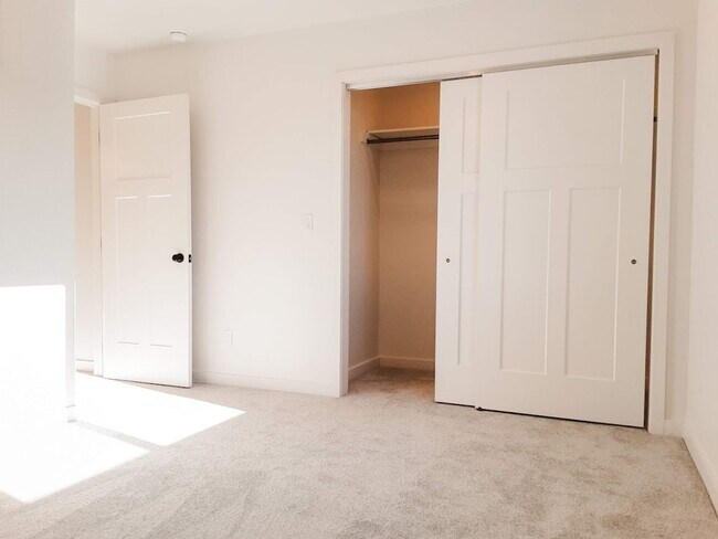 Building Photo - NEW 2 BED / 1.5 BATH TOWNHOME