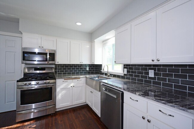 Building Photo - Beautiful 3-Bed 3-Bath Home in Golden Valley - Available 6/1!