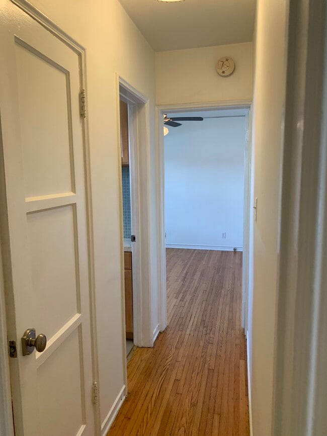 Building Photo - 416 N Doheny Dr