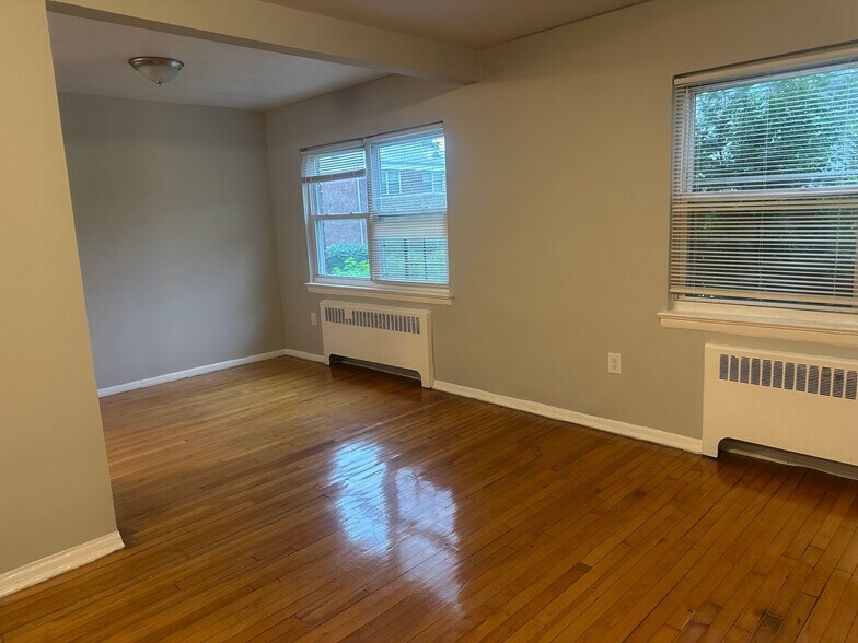 Building Photo - 47-61 Bross Pl
