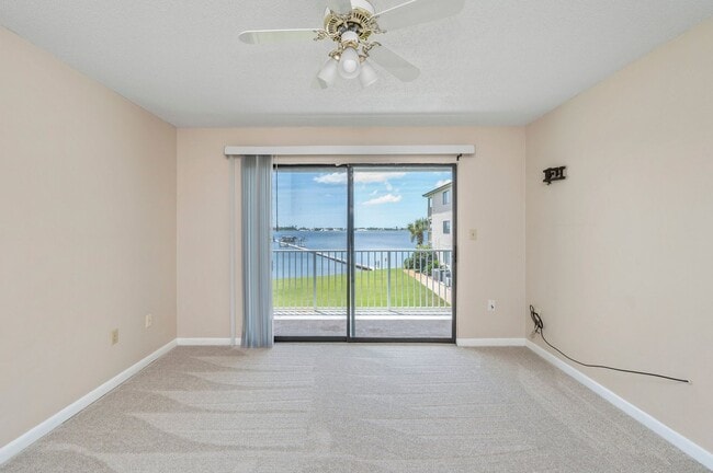 Building Photo - Waterfront Condo!
