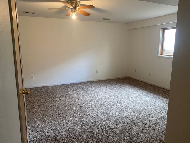 Building Photo - Desirable Westlake 4 Bedroom with Finished Basement, RV Parking & Mountain Views