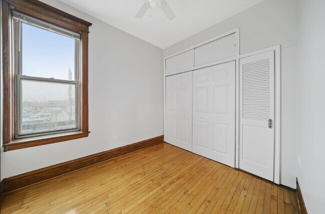Building Photo - 2556 S Albany Ave