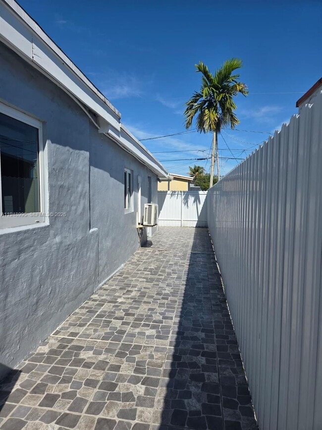 Building Photo - 367 W 33rd St