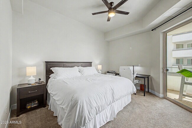 Building Photo - 945 E Playa Del Norte Dr