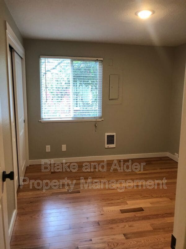 Building Photo - 2410 SE 9th Ct