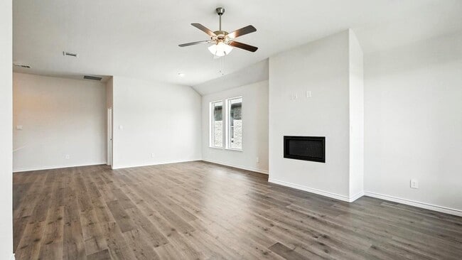 Building Photo - Welcome to this stunning 4-bed, 2-bath home with flex space, style, and comfort throughout!